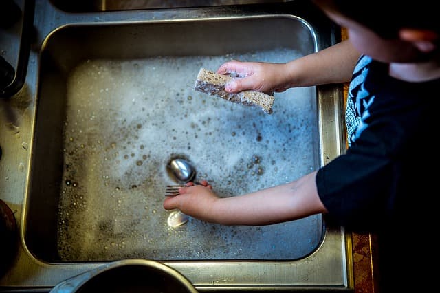Niño colaborando en tareas del hogar