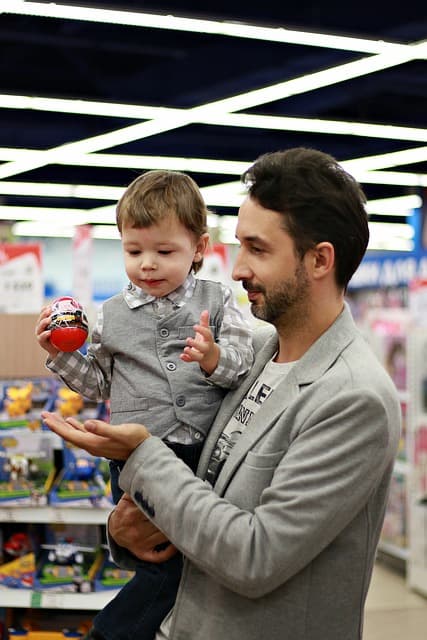 Padre dando regalo a hijo