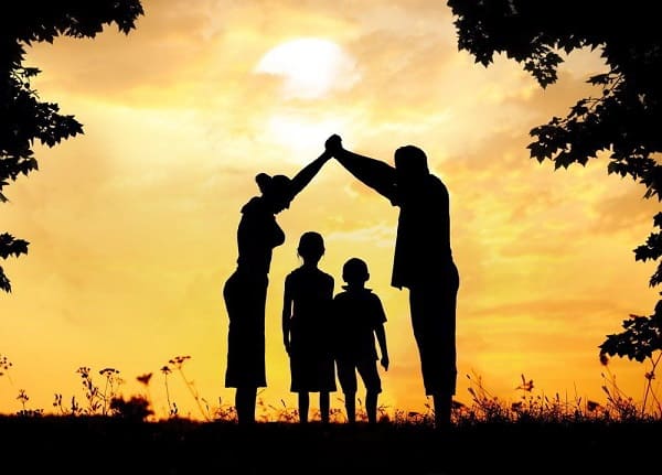 Padres e hijos en puesta de sol